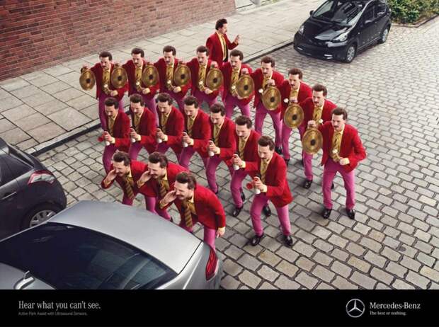 3. Mercedes-Benz показывает, как легко парковаться в их новых автомобилях, даже если вы паркуетесь на слух интересно, креативная реклама, рекламные, трюки
