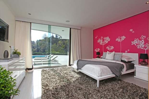 Если ты не хочешь красить в ярко-розовый всю комнату, оформи только одну стену.