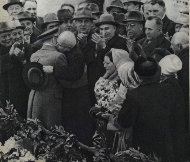 Хрущёв обнимает Гагарина. Фото "Смена" 