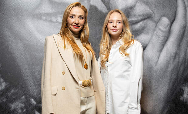 Татьяна Навка, Дмитрий и Елизавета Песковы и другие гости открытия выставки Дали в Манеже