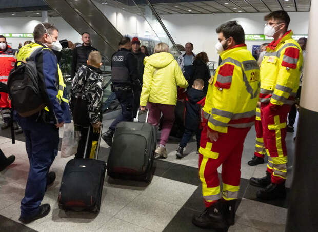 Беременные, дети и старики в заточении: Из аэропорта Кишинёв не выпускают тех, кто прилетел из России