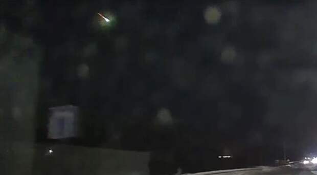 Очевидцы засняли на видео ярко-зеленый огненный шар в небе над Пермским краем