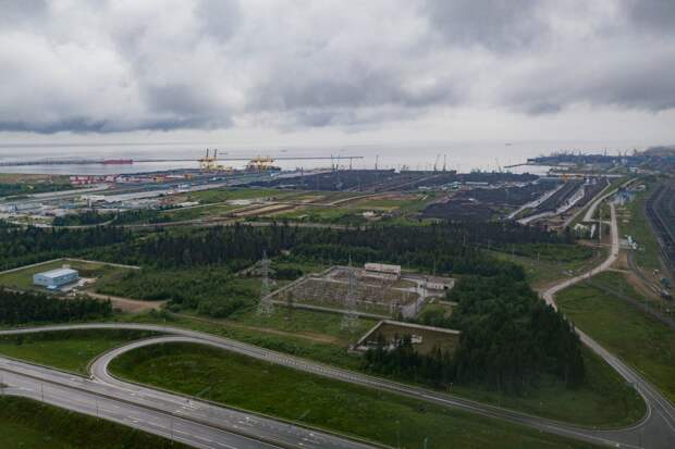 После атаки БПЛА на Ленобласть спасатели тушат возгорание в порту Усть-Луга