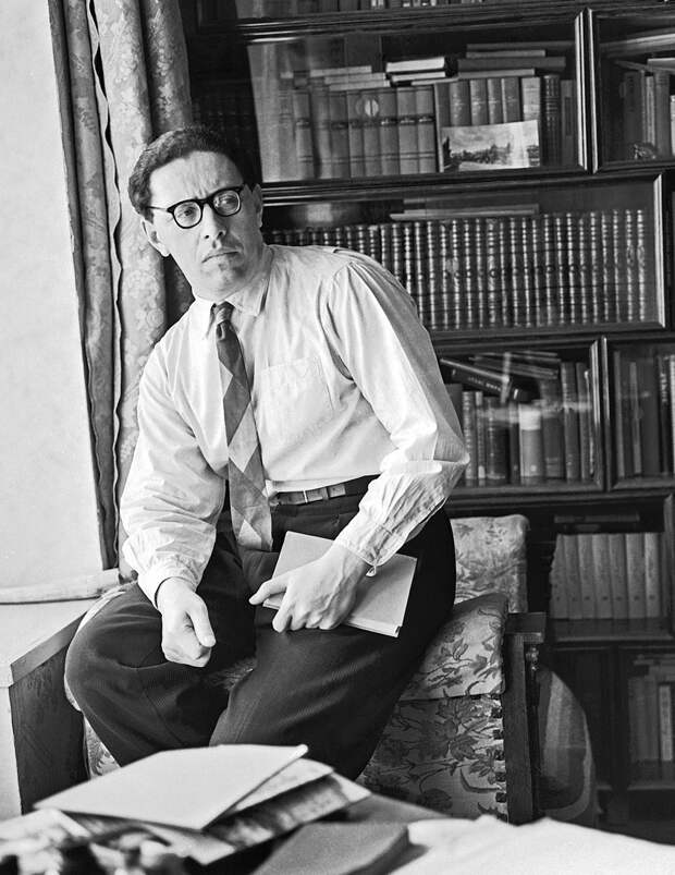 Юрий Трифонов в своём рабочем кабинете