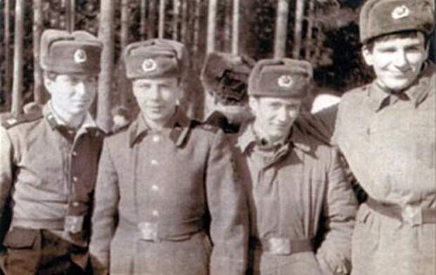 Роман Абрамович (на фото Абрамович первый слева) армия, знаменитости, фото