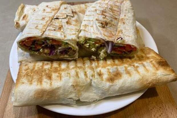 Шаурма (тур. döner- kebap) с курицей и овощами в домашних условиях