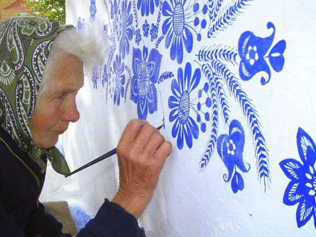 Деревня как арт галерея Чехия, 90-летняя старушка, Художник, длиннопост