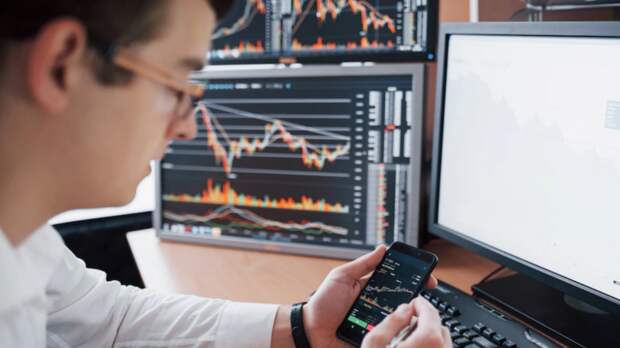 Ростовский финансист объяснил, почему стоит внимательно инвестировать в акции в мае