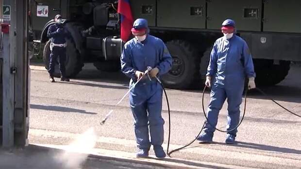 Российские военные дезинфицируют улицы итальянского города