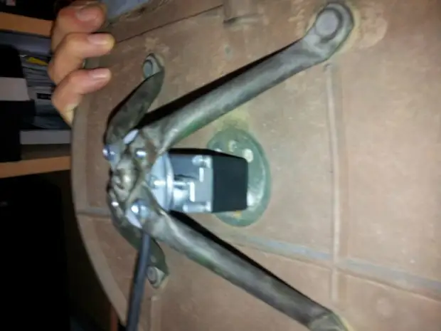 Нехитрое устройство состоит из резинового щита с крестом-светорассеивателем, лампы и металлического каркаса