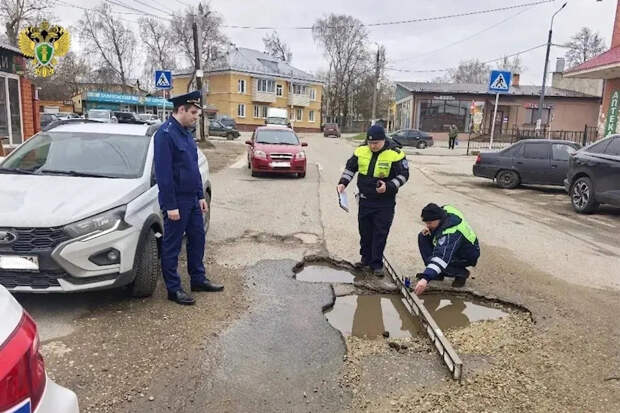 Опасные дороги выявили на шести улицах Богородцика во время проверки прокуратуры