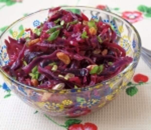 Постный салат из краснокочанной капусты с изюмом