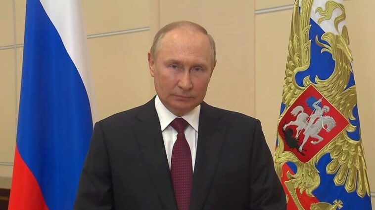 Путин поздравил россиян с Днем государственного флага