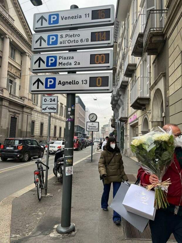 Редкий кадр, сделанный в Милане. Судя по набору презентов в руке, мужчина идет на праздник