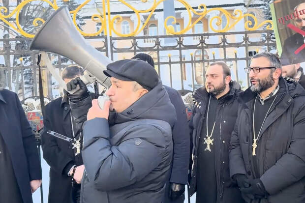 В Москве к посольству Армении вышли протестующие против арестов священников