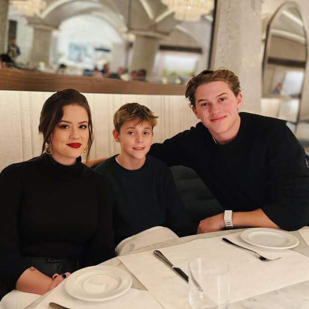 «Мои дети выросли тревожными, их преследовали как животных на охоте»: Риз Уизерспун о папарацци и раннем материнстве