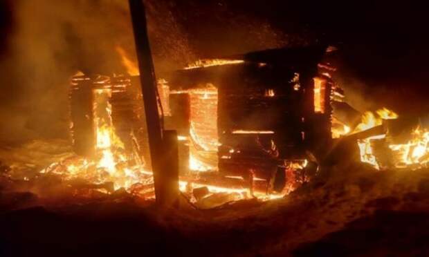 В Шенкурском районе пожилые супруги лишились дома из-за пожара