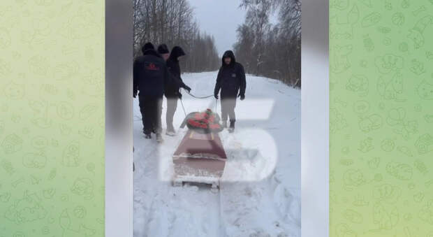 Появилось видео с тянущими гроб на санях жителями Калуги