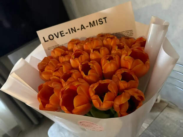 Никакой химии: обычная ложка сахара творит невероятное с букетом — простоит до апреля