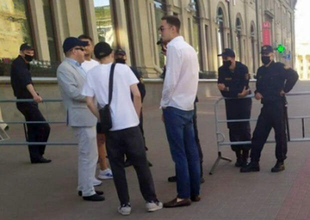 Минск перекрыт. Протестующие строят баррикады из мусорных баков