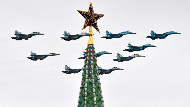 Строй &laquo;тактическое крыло&raquo; из истребителей Су-30СМ, Су-35С и бомбардировщиков Су-34 на воздушном параде Победы в Москве, 9 мая 2020 года