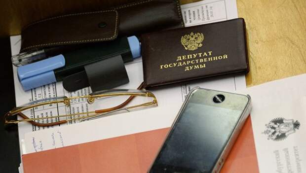 Рабочее место в зале заседаний Госдумы РФ. Архивное фото