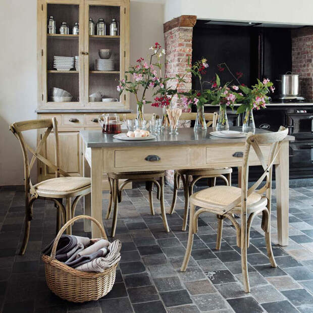 Деревянная мебель, корзина и каменная плитка на полу кухни в стиле прованс