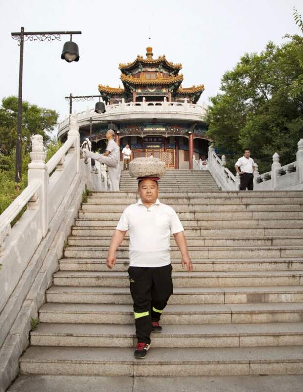 Ради похудения китаец гулял с 40-килограммовым камнем на голове камень, похудение
