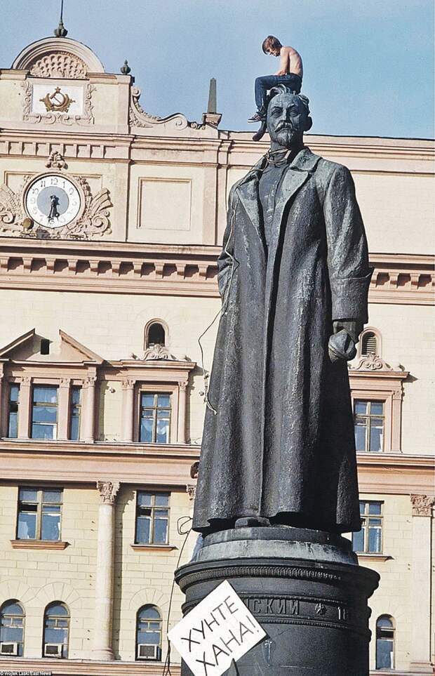 Памятники первому чекисту Страны Советов Феликсу Дзержинскому пали жертвами «демократической волны» 1991 года. Фото: SIPA/EAST NEWS 