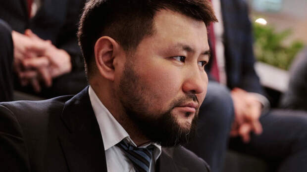 «Не обижайтесь»: мэр Якутска вылил в раковину подаренный ему дорогой алкоголь