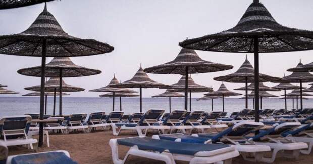 пустующий пляж в Турции