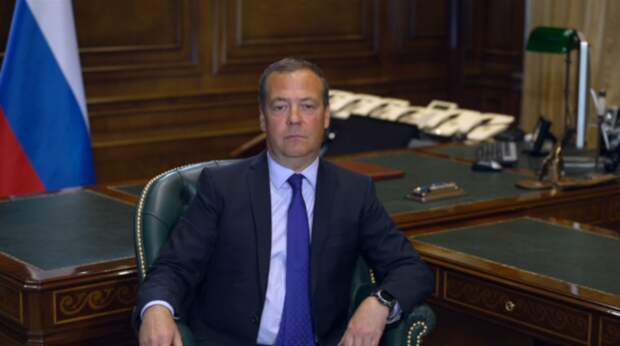 «Запылает вся Украина»: Медведев пообещал убедительный ответ на удары по Крыму