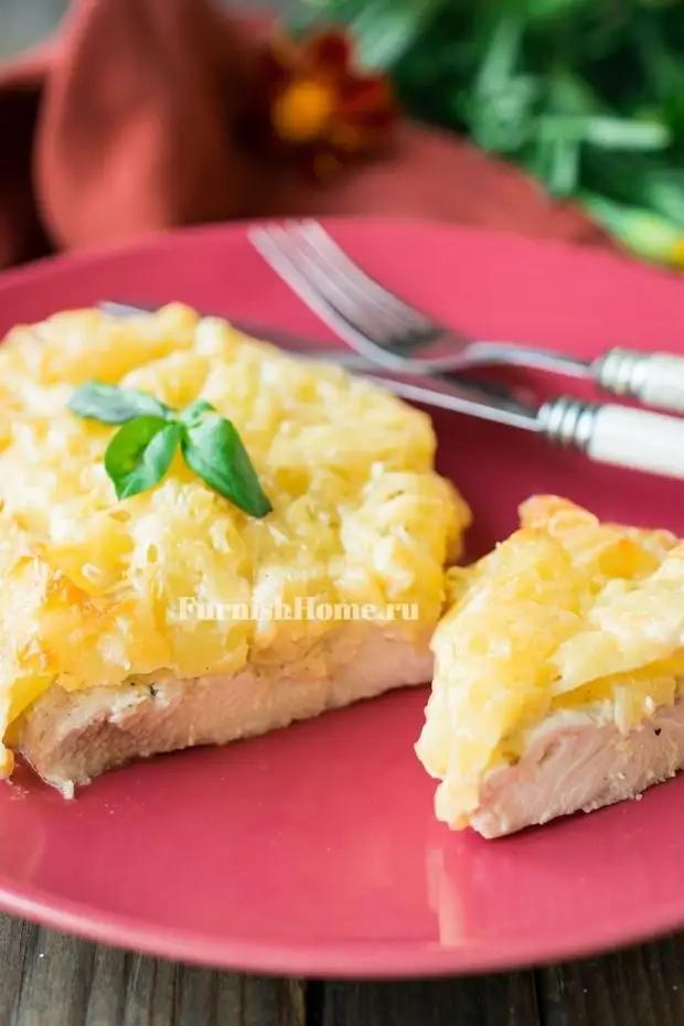 Филе куриное запеченное с ананасом. Филе с ананасами и сыром в духовке. Куриное филе с ананасами и сыром. Куриное Фили с ананасом.