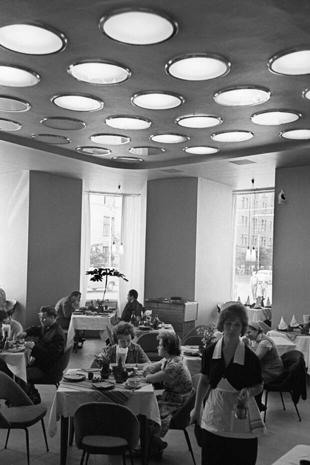 Интерьер ресторана «София» на улице Горького (ныне Тверская)