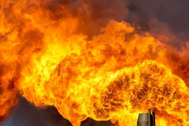 Очевидцы сняли огненный столб над Эр-Риядом после прилета иранских ракет