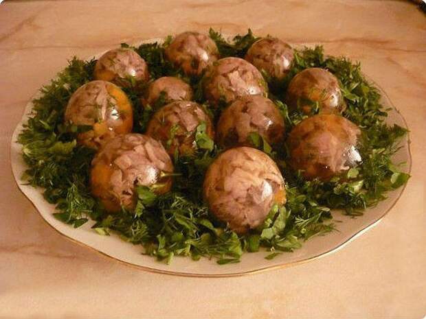 «Взрослые закусывают этим водку — так вкуснее»: иностранцы о русской кухне