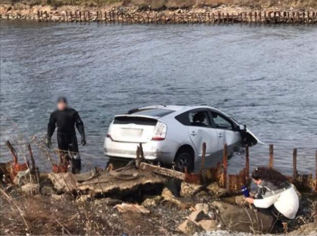 Во Владивостоке погиб гражданин Индии при падении автомобиля в море