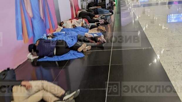 В аэропорту Стамбула пассажиры отменены все рейсы пассажирам приходится спать на полу