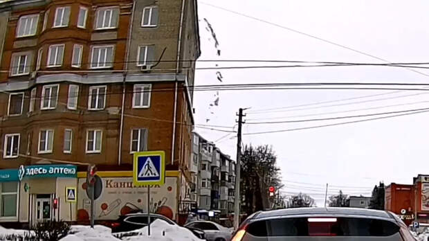 В Узловой наледь с крыши дома сошла в паре метров от детей