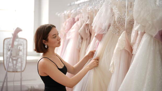 Роспотребнадзор: плата за примерку свадебных платьев – нарушение закона
