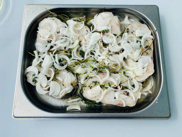 Решили отправиться на дачу и приготовить что-то вкусное на мангале помимо шашлыка. Жена возжелала какую-нибудь белую рыбу, и я решил взять треску.-5