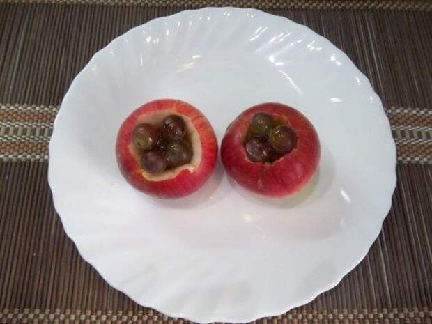 Яблоки, запеченные с орехами и виноградом