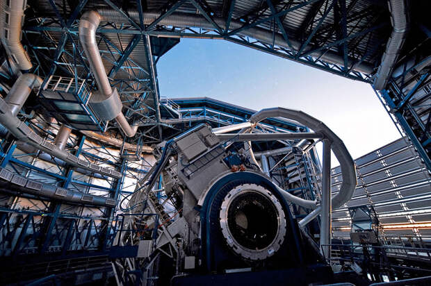 На этой фотографии видны механизмы одного из 4-х 8.2-метровых телескопов VLT