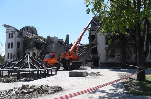 Омбудсмен ДНР объяснила присутствие людей в театре в Мариуполе