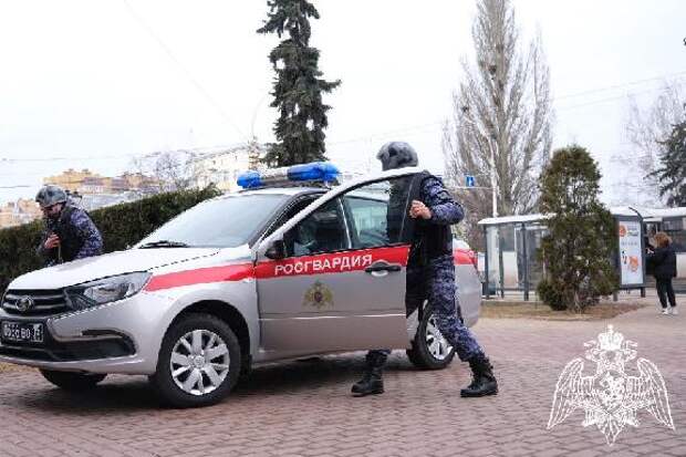 Росгвардейцы задержали трех человек, пытавшихся проникнуть на территорию частного дома в Тамбове