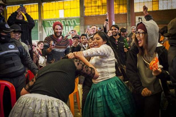 Чолитас в Боливии — женский реслинг в национальной одежде