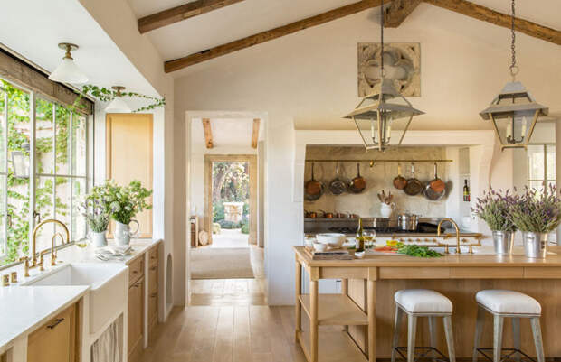 Большая и светлая кухня во французском деревенском стиле