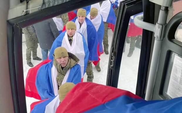 Появились кадры возвращения из плена российских военных