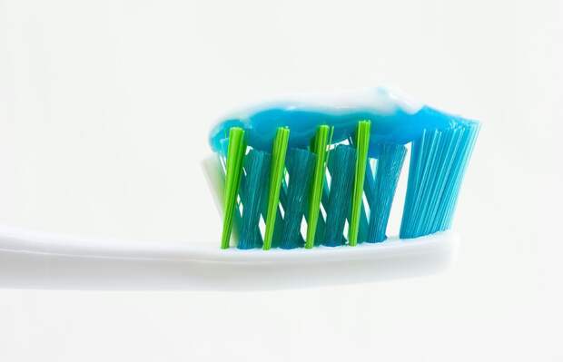 Стоматолог перечислил 10 веществ, которых не должно быть в зубной пасте