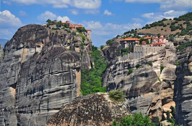 В Греции на самых вершинах так называемых столбов Метеоров находятся несколько монастырей / Фото: 123ru.net